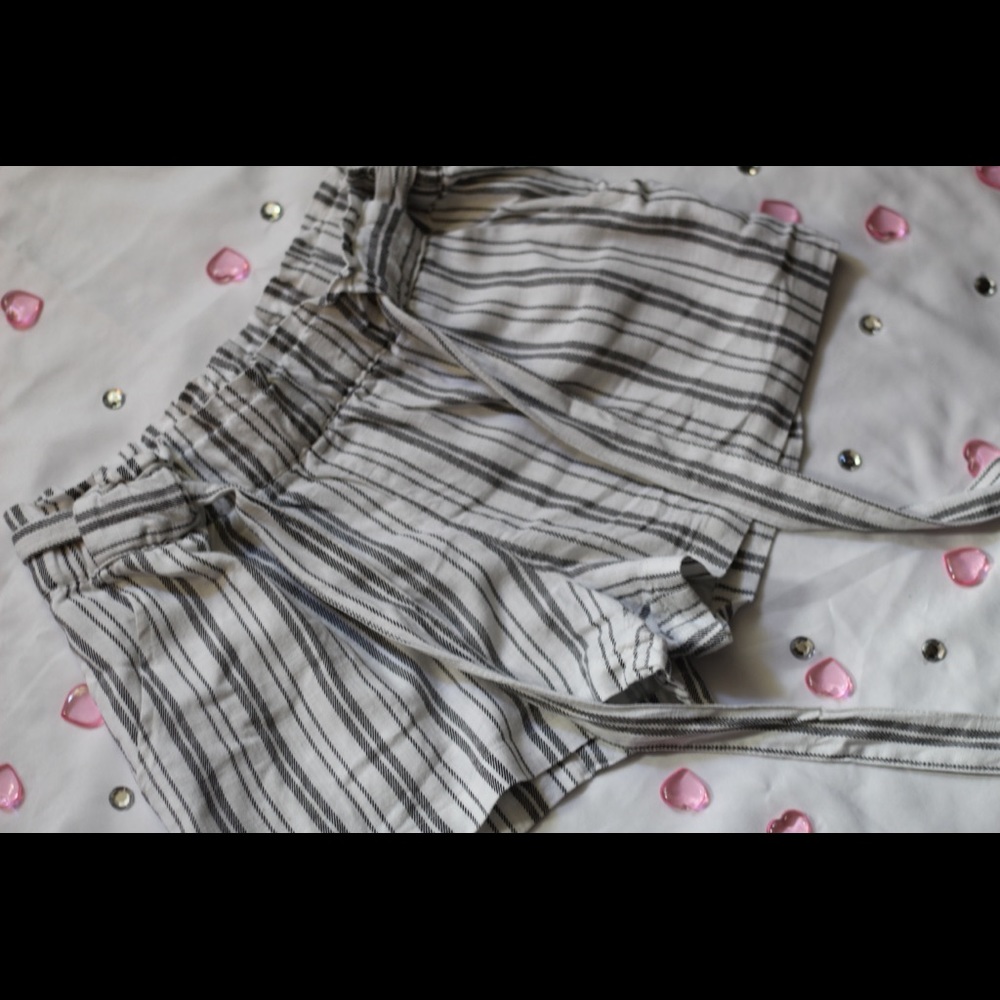 Stripped white shorts with a fabric “belt”
